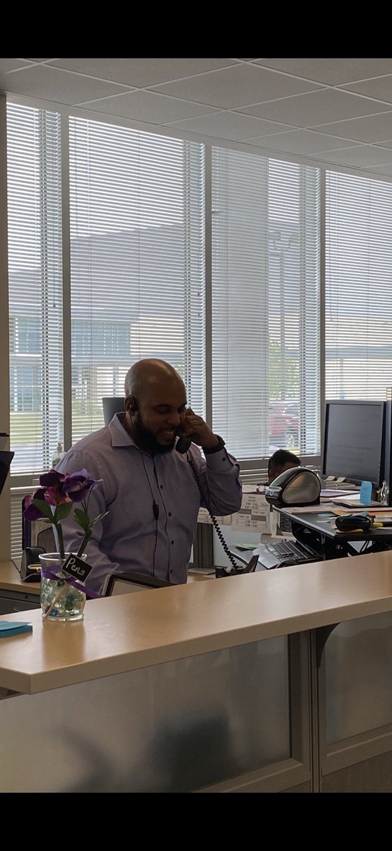 <a href="/CedarRidgeHigh/">CRHS</a> We have the best principal ever! He ran the very busy front desk while the Admin Assistants had lunch together! Thank you @MrSmithCRHS
