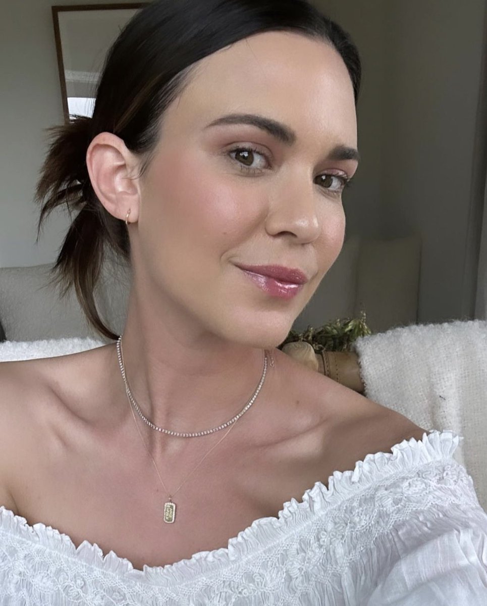 cwwalkersource's tweet photo. .@OdetteAnnable looking gorgeous while showing the new Lip2Cheek tint collaboration with @shopdoen and @rmsbeauty ❤️⭐️ #WalkerFamily https://t.co/Nh6EQMPf6Y