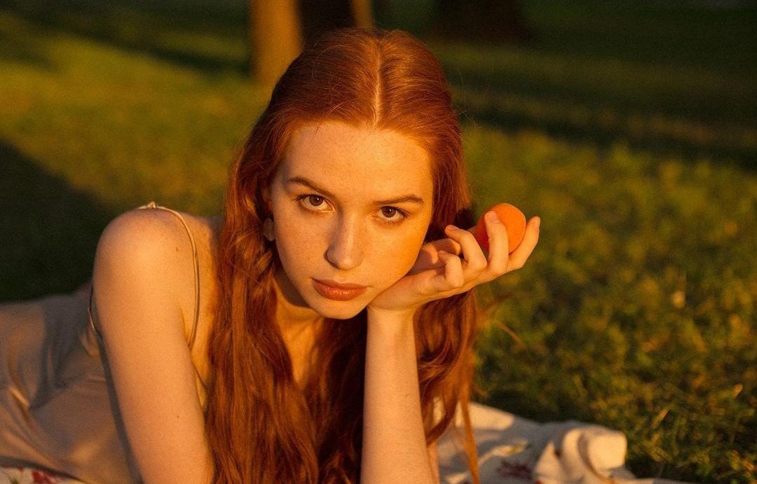 xLucyWeas's tweet photo. Flowers in my hair, I belong by the sea
Where we used to be, sitting by the orange trees
Summer in the air, bodies in the heat
Just you and me, sitting by the orange trees https://t.co/t2DQtQtcUr