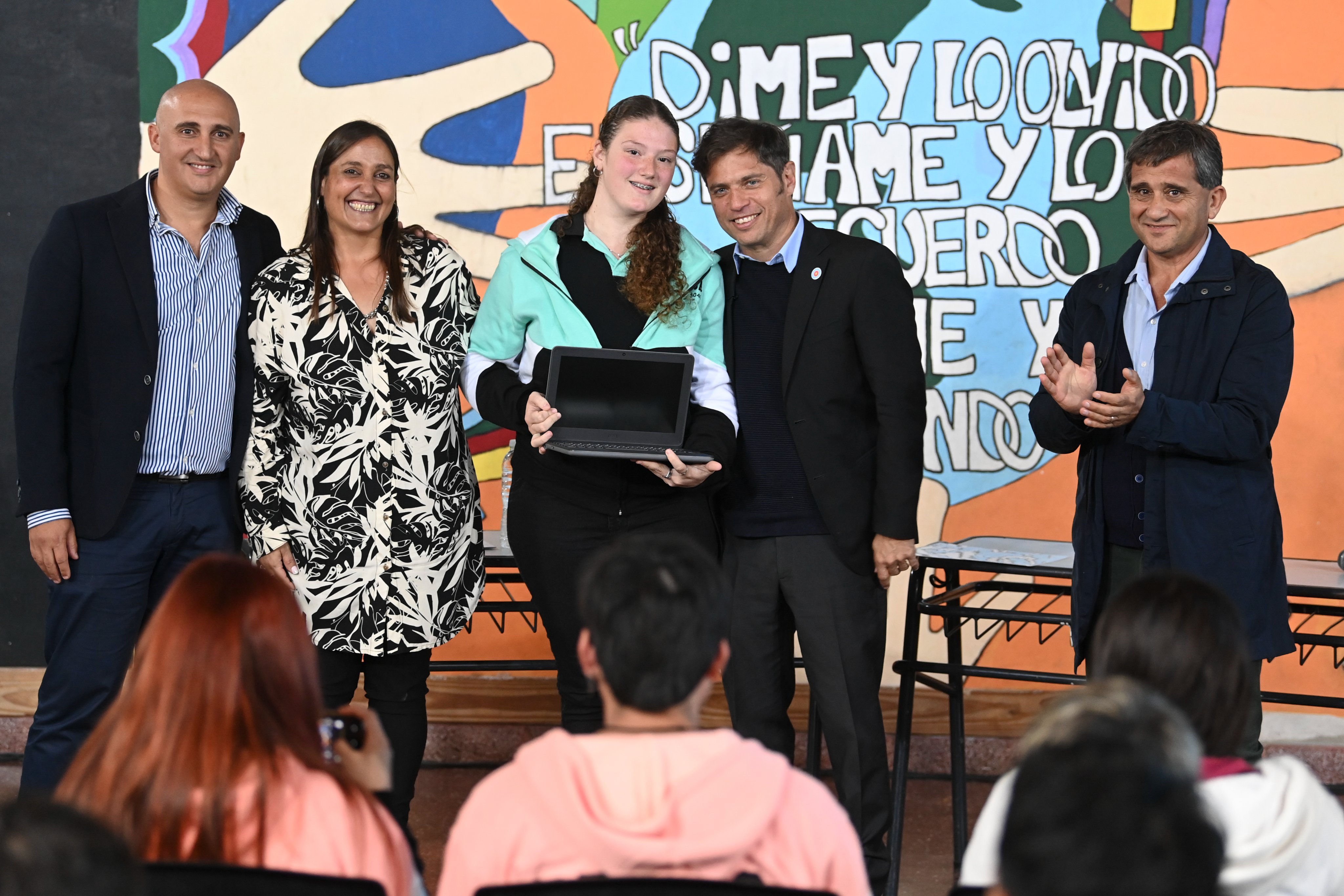 Se entregaron 168 computadoras personales a estudiantes de Lobería
