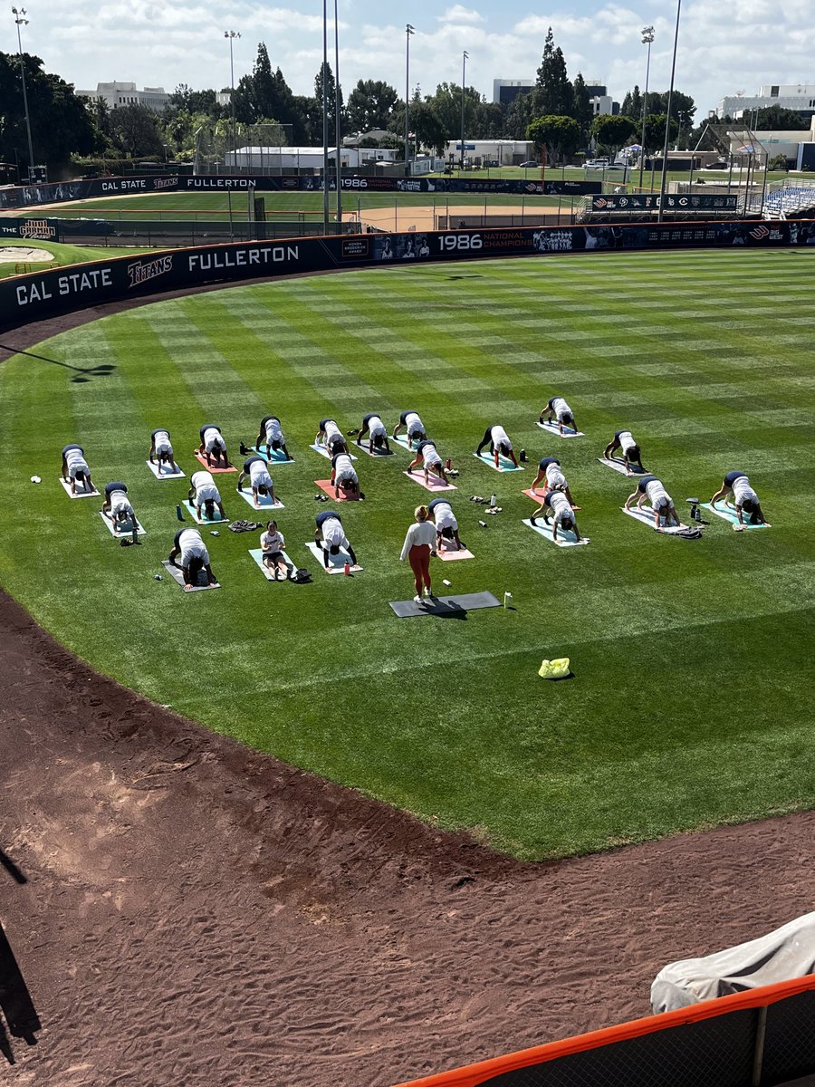 CoachKellyFord's tweet photo. Loving midweek yoga. Such a beautiful site!  ⁦@Fullerton_SB⁩ #Titanpride https://t.co/h6wNh5DhKF