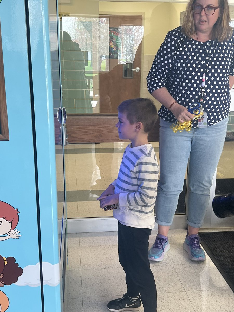 Darn3rdgrade's tweet photo. The students were so excited to cut the ribbon on our new school vending machine!  Thanks PTO! https://t.co/zN42upxxhr