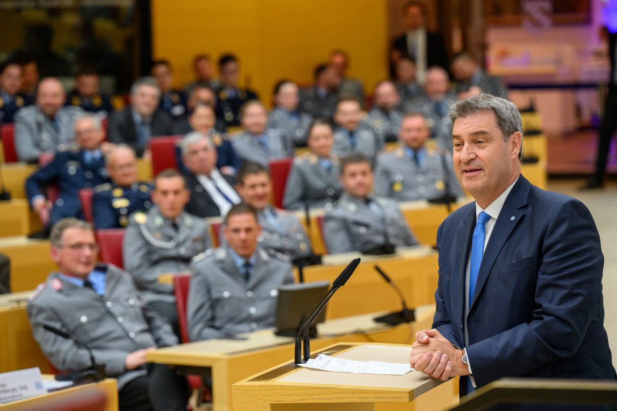 Markus_Soeder's tweet photo. Bayern ist Bundeswehrland: Heute Soldatenempfang der CSU-Fraktion im Landtag @csu_lt. Unsere Soldatinnen und Soldaten beschützen uns und unsere Werte. Egal ob Auslandseinsatz, Katastrophenhilfe oder Landes- und Bündnisverteidigung – für ihren oft schweren Dienst haben sie unser aller Respekt, Wertschätzung und Dankbarkeit verdient. Das war und ist für uns selbstverständlich, auch schon vor dem Angriffskrieg auf die Ukraine. Wir brauchen endlich gute Ausstattung für die #Bundeswehr und mehr Wertschätzung für diesen wichtigen Dienst.
