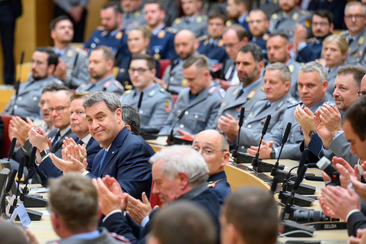 Markus_Soeder's tweet photo. Bayern ist Bundeswehrland: Heute Soldatenempfang der CSU-Fraktion im Landtag @csu_lt. Unsere Soldatinnen und Soldaten beschützen uns und unsere Werte. Egal ob Auslandseinsatz, Katastrophenhilfe oder Landes- und Bündnisverteidigung – für ihren oft schweren Dienst haben sie unser aller Respekt, Wertschätzung und Dankbarkeit verdient. Das war und ist für uns selbstverständlich, auch schon vor dem Angriffskrieg auf die Ukraine. Wir brauchen endlich gute Ausstattung für die #Bundeswehr und mehr Wertschätzung für diesen wichtigen Dienst.