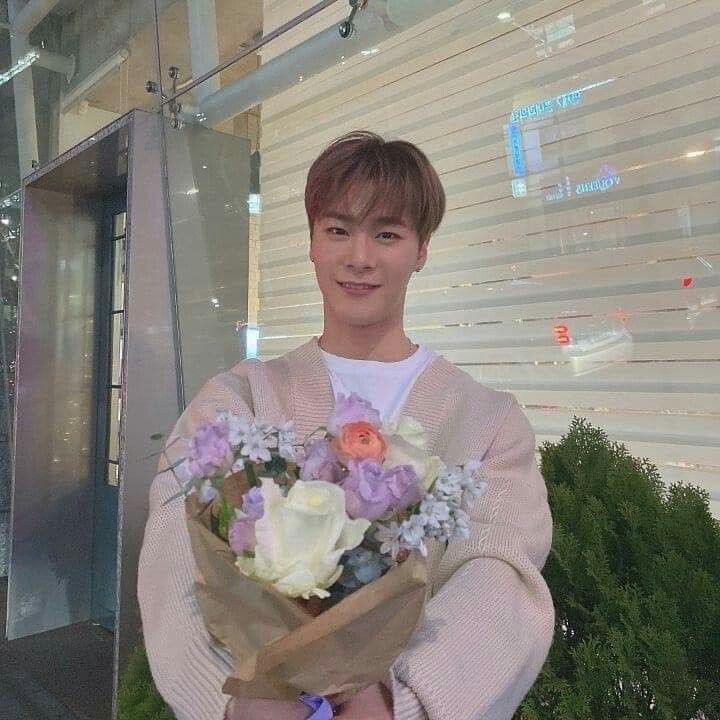 R_Moonnie's tweet photo. I'll send you flowers, to remember you... all my life.
#moonbin #astro #문빈 #아스트로 https://t.co/etYBRavcMi