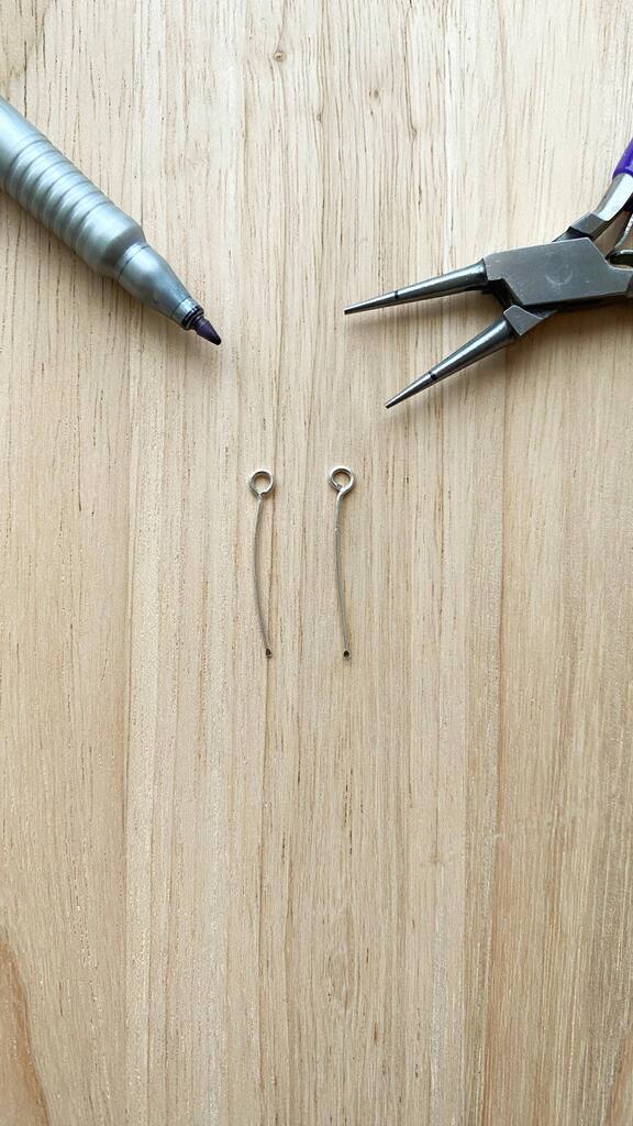 Here’s a another great tip in our series. How to ensuring you get consistent size loops every time you make one. 

If you put a simple fine line across your round nose pliers at the point you want to make your loops (I go for around a 1/3 of the way alon… instagr.am/reel/CrOetoOPL…