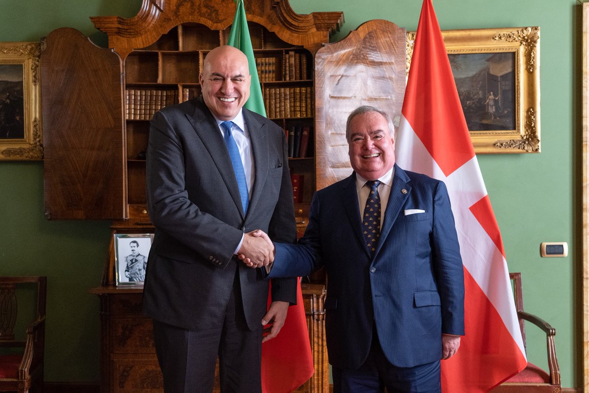 MinisteroDifesa's tweet photo. "Ammirazione per l'attività umanitaria senza confini dell'@ordinedimalta, la cui opera di mediazione è preziosa per stabilità internazionale", così Min @GuidoCrosetto incontrando il Luogotenente di Gran Maestro, Fra’ John Dunlap.
Focus anche su impegno per Paesi del #NordAfrica. https://t.co/VztUU0M55u