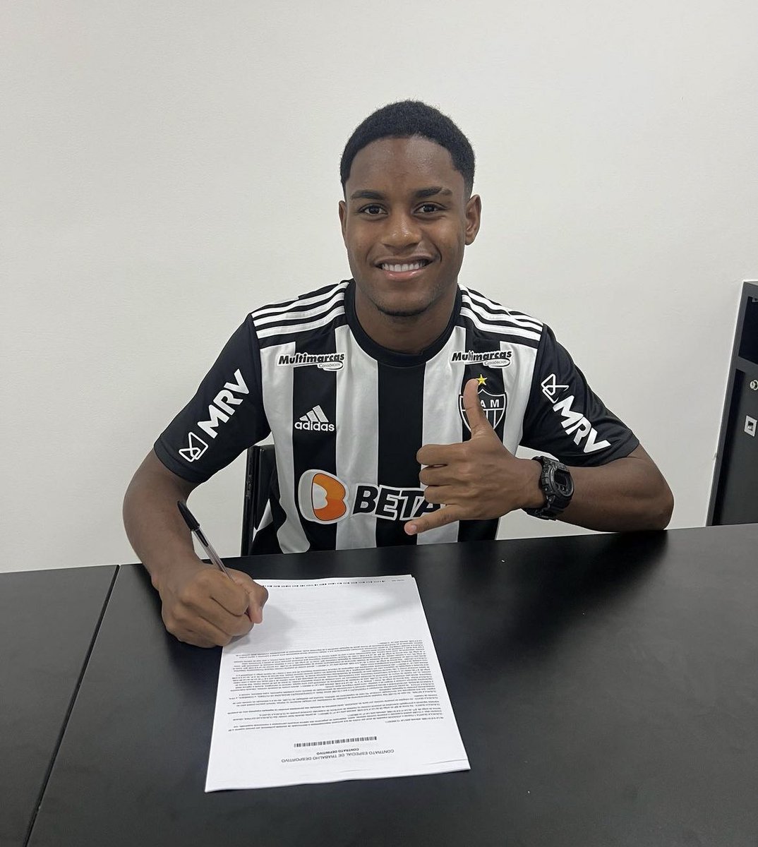 zegustavo97's tweet photo. Cara nova na base do Atlético Mineiro: o volante Matheus Jerônimo (2005). Era do Vasco, onde passou cinco temporadas.
Esse ano chegou a ser relacionado pro profissional do Cruzmaltino no Campeonato Carioca. Em 2022 foi campeão Estadual Sub-17. https://t.co/1kwQVkZNlE