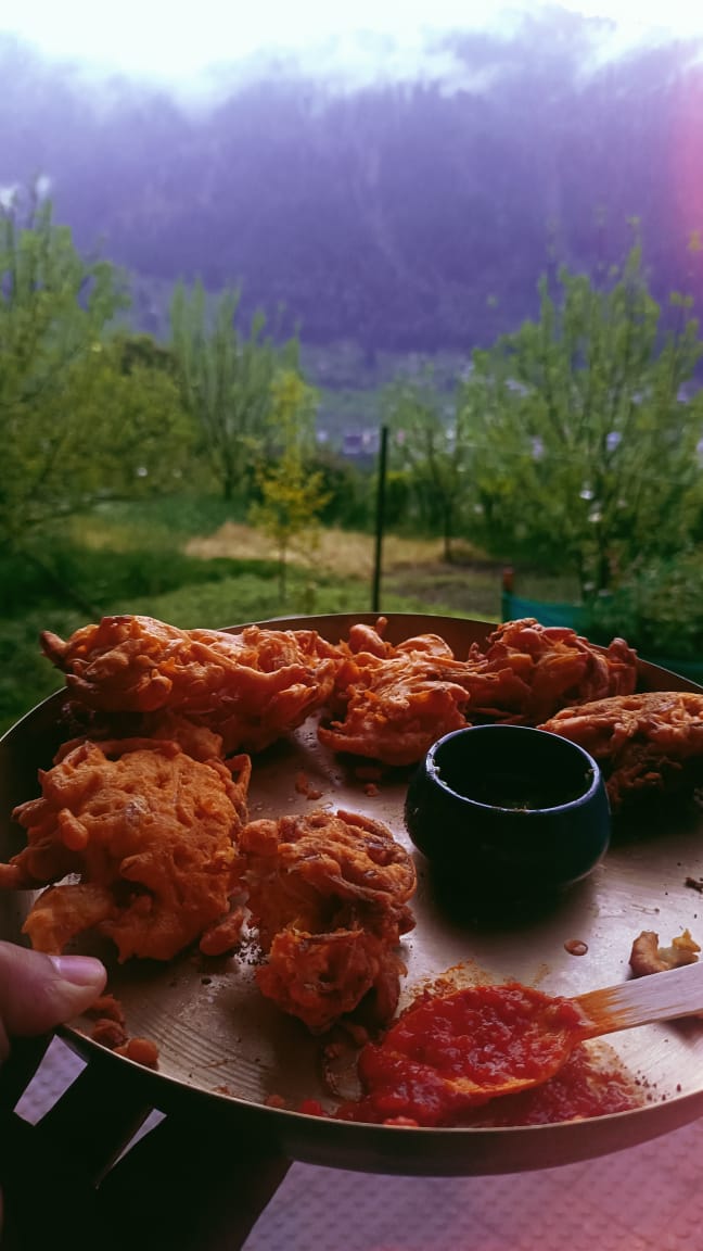 MankuSahil's tweet photo. A rainy mountain backdrop is truly justified with these piping hot onion fritters :) https://t.co/oZtnjRjNmk