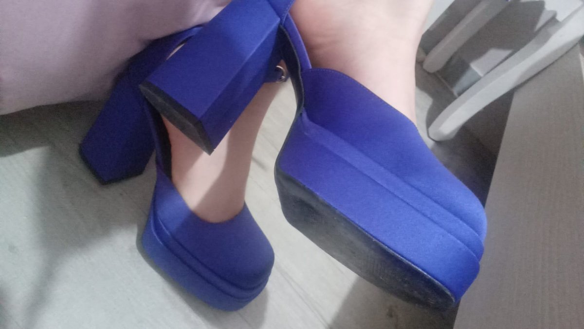 MassyGiulia00's tweet photo. Chi vuole vedermi mentre mi tolgo i tacchi dai piedini?

#moneyslaves #moneycontrol #feet #feetfethish #payme #moneycow https://t.co/ve8X8itLiK