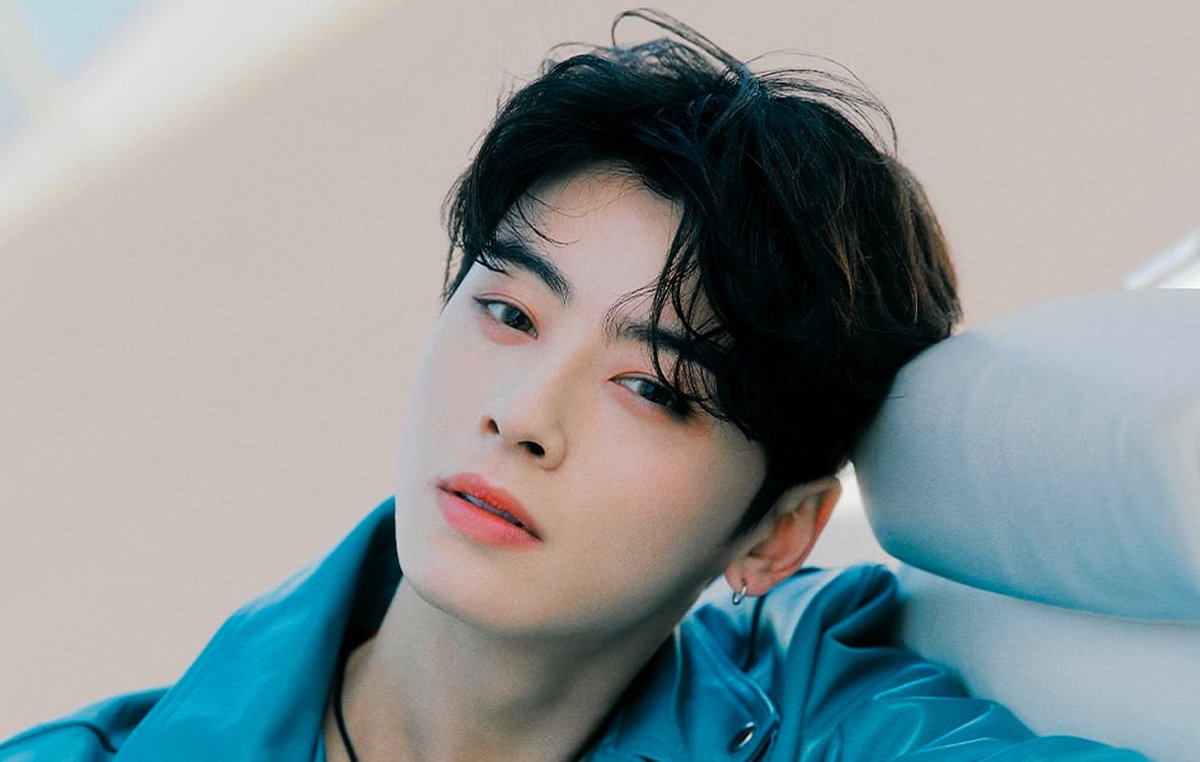 globalmyeon's tweet photo. Dispatch reported that Cha #Eunwoo boarded plane to come back to Korea.

Dispatch later updated the news with Eunwoo who is currently in the US preparing to return home but has no confirmation whether he has boarded plane. https://t.co/ssJgOfDiqQ
