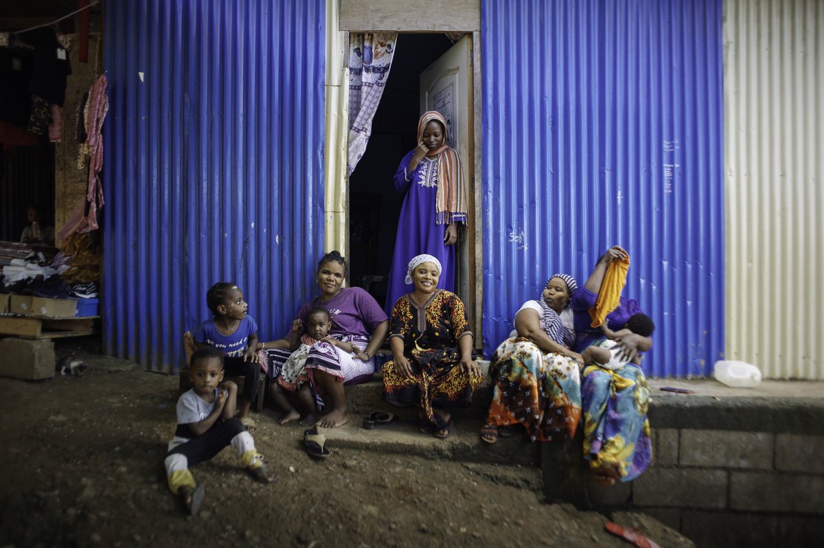 A quelques jours de l’opération Wuambushu à Mayotte, ses contours sont toujours aussi flous.

Dans le bidonville de Kaweni le 17 avril, un seul mot, chez tous et toutes : l’inquiétude.

Reportage avec @CyrilCastelliti à lire et voir dans <a href="/Politis_fr/">Politis</a>.

politis.fr/articles/2023/…