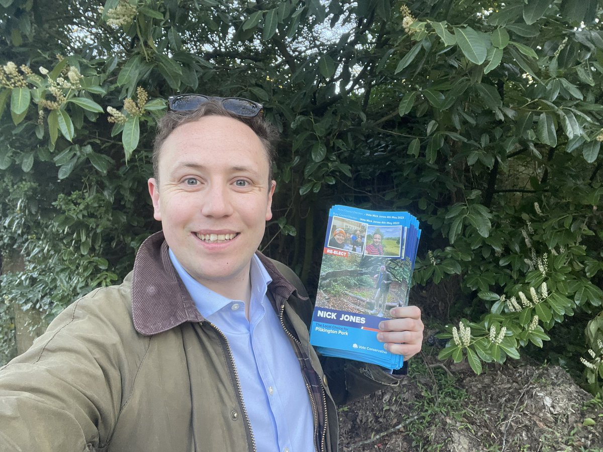 JonesNick_UK's tweet photo. #TeamPilkingtonPark out and about today speaking to residents about local matters and delivering my latest leaflet #reportingback https://t.co/zy7l7yuQop