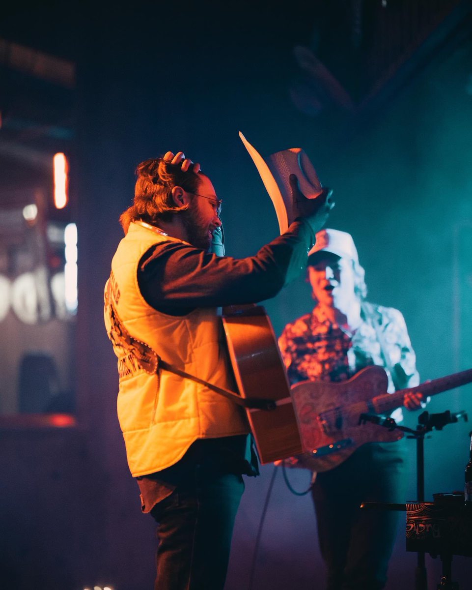 tylerhalverwho's tweet photo. where the cowboys go sneakin, and the beer garden babies are singing! take me back to the beacon! thank you casper.🙏🤠 @TheBeaconClub1 

#tylerhalverson #newmusic #beergardenbaby #macmiller #westernamerijuanamusic #country https://t.co/xX8gUjbboF