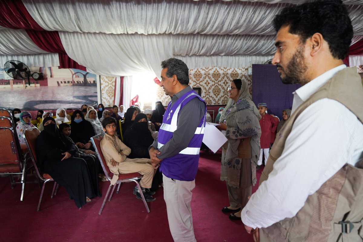 HumanAppealPK's tweet photo. Our Country Director, @DaudSaqlain, joined our team in distributing food parcels to vulnerable families in Taxila, Pakistan. He met with the families to understand their struggles &amp; to reassure them that Human Appeal is committed to standing with them. 

#Ramadan #Pakistan https://t.co/naZv3ddjos