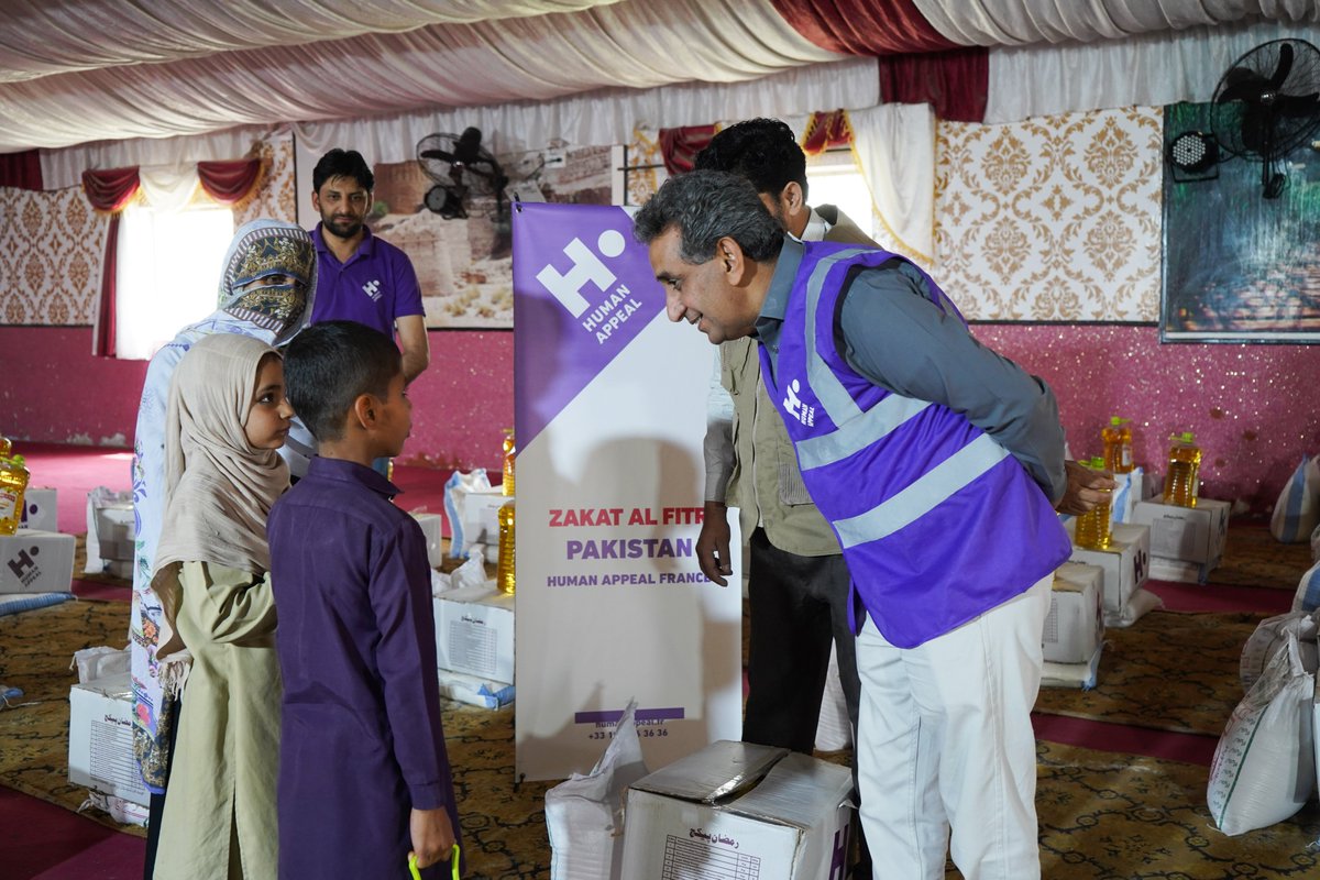 HumanAppealPK's tweet photo. Our Country Director, @DaudSaqlain, joined our team in distributing food parcels to vulnerable families in Taxila, Pakistan. He met with the families to understand their struggles &amp; to reassure them that Human Appeal is committed to standing with them. 

#Ramadan #Pakistan https://t.co/naZv3ddjos