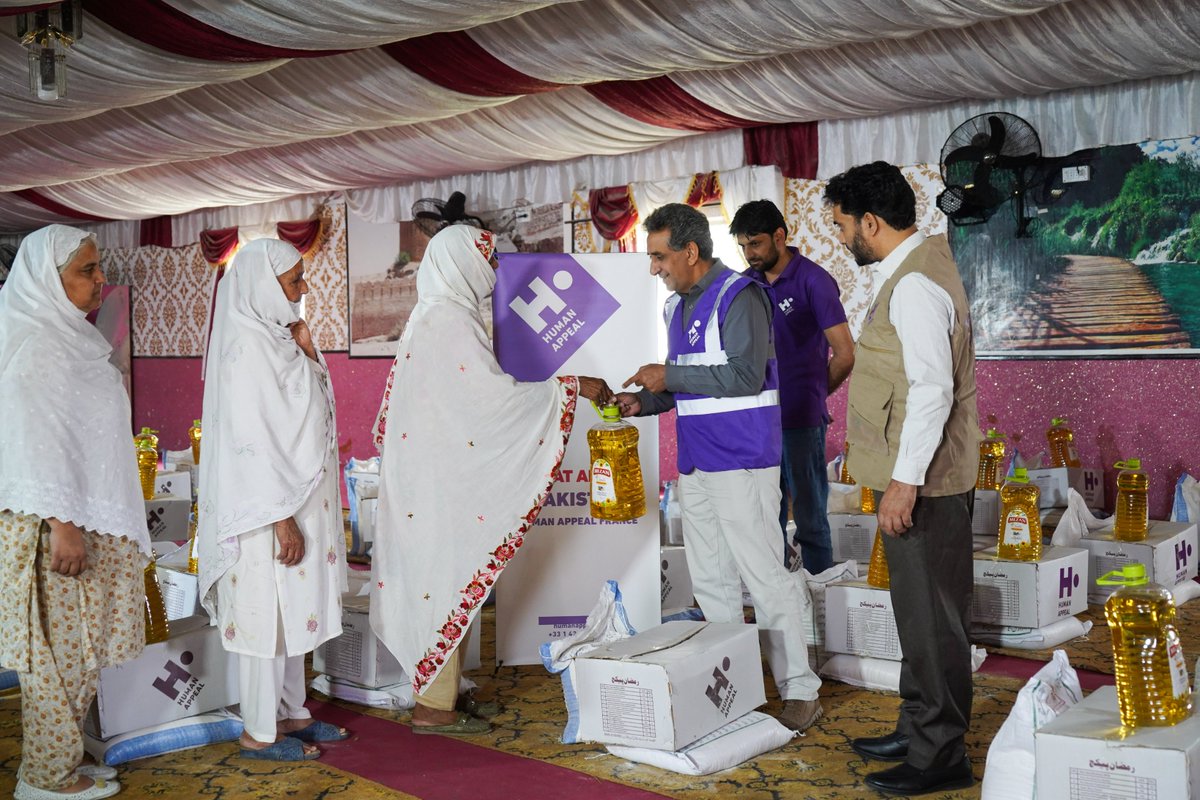 HumanAppealPK's tweet photo. Our Country Director, @DaudSaqlain, joined our team in distributing food parcels to vulnerable families in Taxila, Pakistan. He met with the families to understand their struggles &amp; to reassure them that Human Appeal is committed to standing with them. 

#Ramadan #Pakistan https://t.co/naZv3ddjos