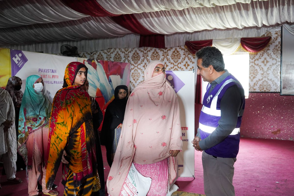 HumanAppealPK's tweet photo. Our Country Director, @DaudSaqlain, joined our team in distributing food parcels to vulnerable families in Taxila, Pakistan. He met with the families to understand their struggles &amp; to reassure them that Human Appeal is committed to standing with them. 

#Ramadan #Pakistan https://t.co/naZv3ddjos