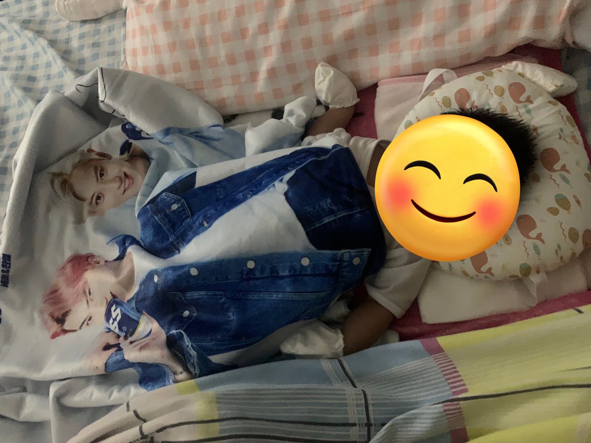 exotoforever's tweet photo. random SKL pero gamit na gamit ng baby ko yung blanket ng sechan na free sa cass https://t.co/qwh6WORIJJ