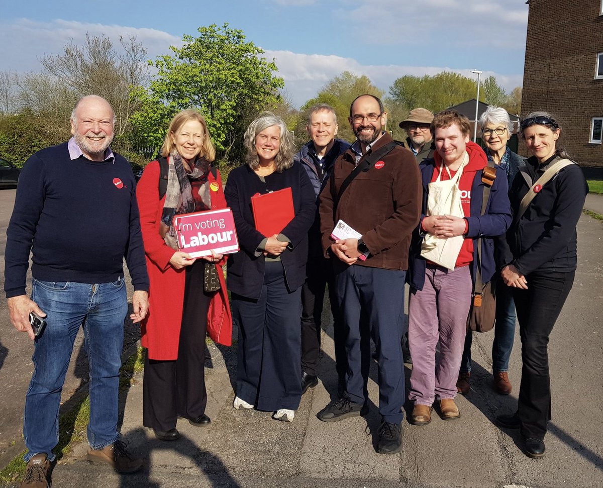 Heidi_Labour's tweet photo. Four great teams out across South Swindon today. Thanks to @RuthCadbury and @MattRodda for joining @SannSwindon and @NeilHopkins67 this evening. Love this pic! #BuildABetterSwindon https://t.co/XFZeT1pSaV
