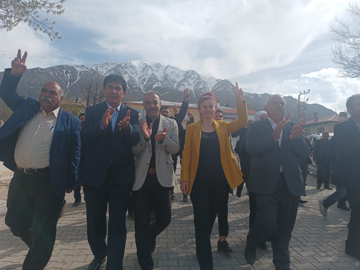 DemPartiTusba's tweet photo. Li qûntara çiyayê Artosê bi kelecana bihara simbilên ku şîn dibin, me serlêdana gelê xwe yê Westanê, dikandar û cotkaran kir.
Parlamenterên me yên #YeşilSolParti' yê û hevserok, rêveberên me yên HDP-DBP û TJA'yê bi coş hatin pêşwazîkirin.
Bijî gelé Westané…
#EmLiVirin https://t.co/cVbxbQH9m7