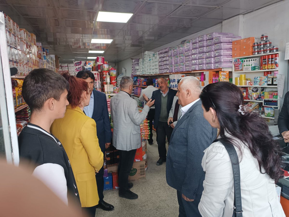 DemPartiTusba's tweet photo. Li qûntara çiyayê Artosê bi kelecana bihara simbilên ku şîn dibin, me serlêdana gelê xwe yê Westanê, dikandar û cotkaran kir.
Parlamenterên me yên #YeşilSolParti' yê û hevserok, rêveberên me yên HDP-DBP û TJA'yê bi coş hatin pêşwazîkirin.
Bijî gelé Westané…
#EmLiVirin https://t.co/cVbxbQH9m7