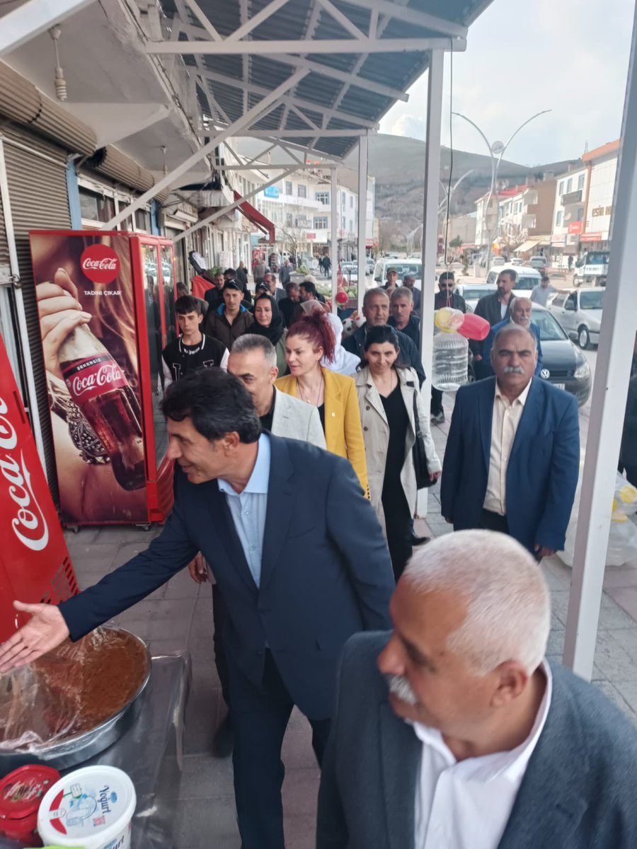 DemPartiTusba's tweet photo. Li qûntara çiyayê Artosê bi kelecana bihara simbilên ku şîn dibin, me serlêdana gelê xwe yê Westanê, dikandar û cotkaran kir.
Parlamenterên me yên #YeşilSolParti' yê û hevserok, rêveberên me yên HDP-DBP û TJA'yê bi coş hatin pêşwazîkirin.
Bijî gelé Westané…
#EmLiVirin https://t.co/cVbxbQH9m7