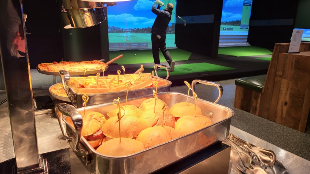 xgolfamfamfield's tweet photo. Off-site meetings have never been more popular. We love hosting a place to work, lunch and then play for the perfect meeting out of the office. 😎🍔🍕⛳️👌

Start planning with our GM Andy Barrett by emailing andy.barrett@xgolfamfamfield.com. https://t.co/Xmx9DD8C1n