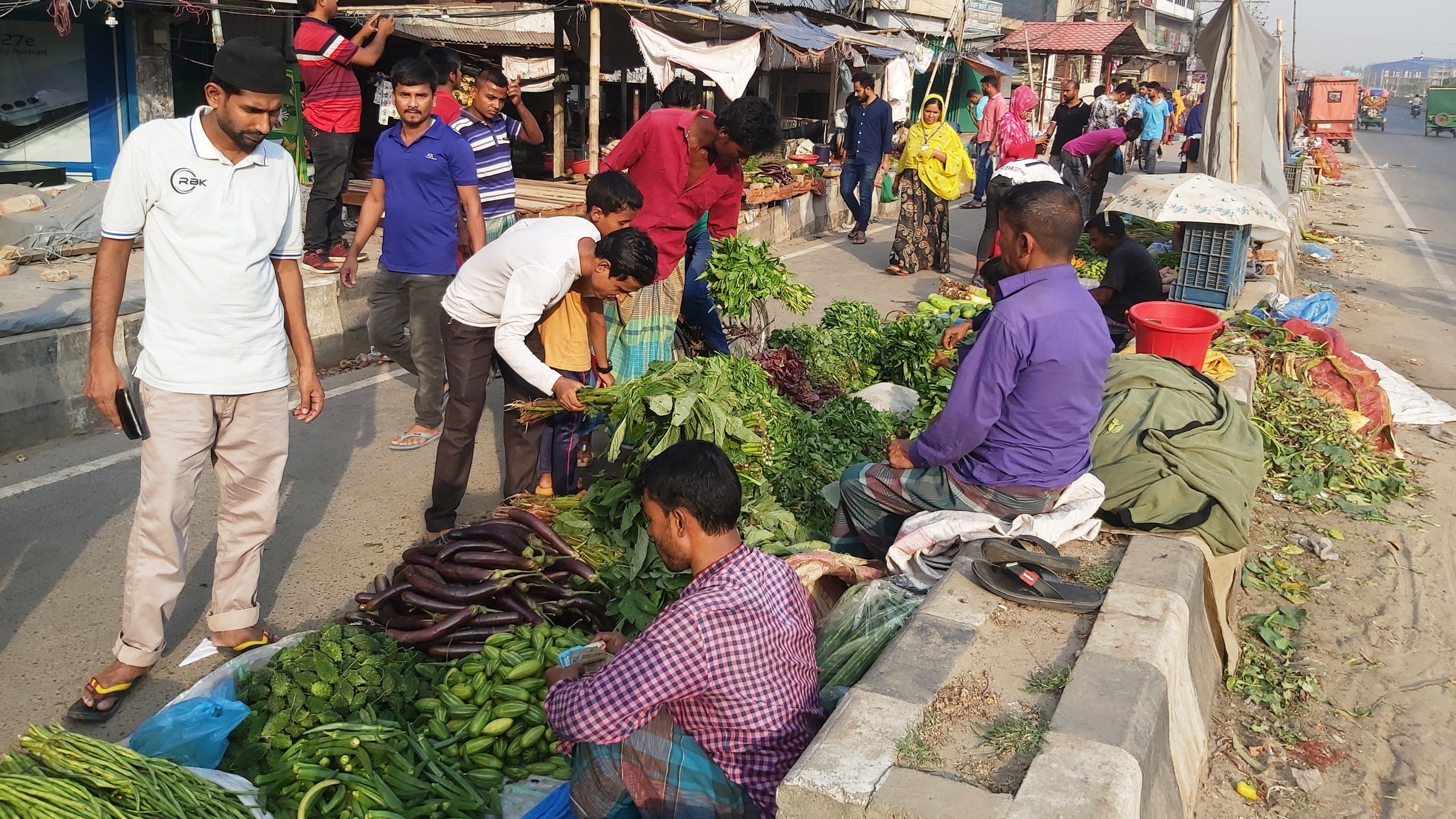 মহাসড়কে এবার ঈদে দুর্ভোগের আশঙ্কা: ফুটপাতে বাজার