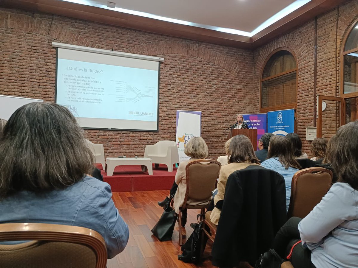 Educacion2020's tweet photo. 🔵 Hoy participamos en el seminario "Principios fundamentales para la enseñanza de la comprensión lectora", organizado en el marco de la iniciativa de #PorUnChileQueLee, que busca fortalecer y fomentar la lectura en niños, niñas y adolescentes del país. #2020presente https://t.co/7BNGzulZ1B