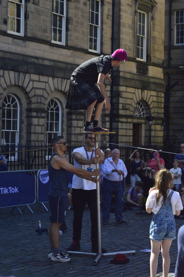 EDINBURGH.
Fringe balancing act.
#EDINBURGHstreetphotography #EdinburghFringe #edfringe #streetperformer #streetact