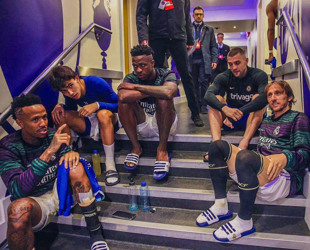 eurofootcom's tweet photo. 🤝 Madrid &amp; Chelsea players after the game last night. https://t.co/oTW6u30H7Z