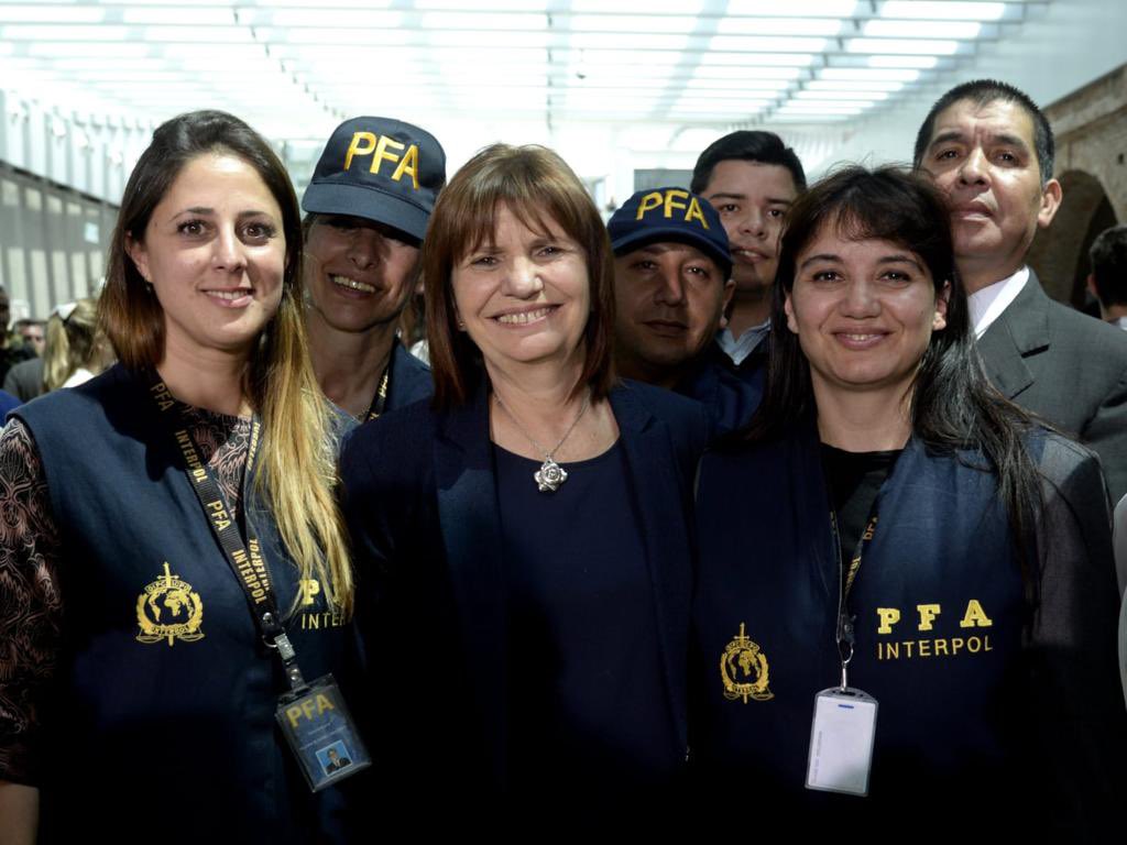 PatoBullrich's tweet photo. En el Día del Policía quiero enviarle un abrazo a todos los policías del país. Y recordar especialmente a quienes murieron en el cumplimiento del deber o fueron heridos. Tengamos siempre presente que debemos cuidar a quienes nos cuidan. https://t.co/9458TzS5Hy