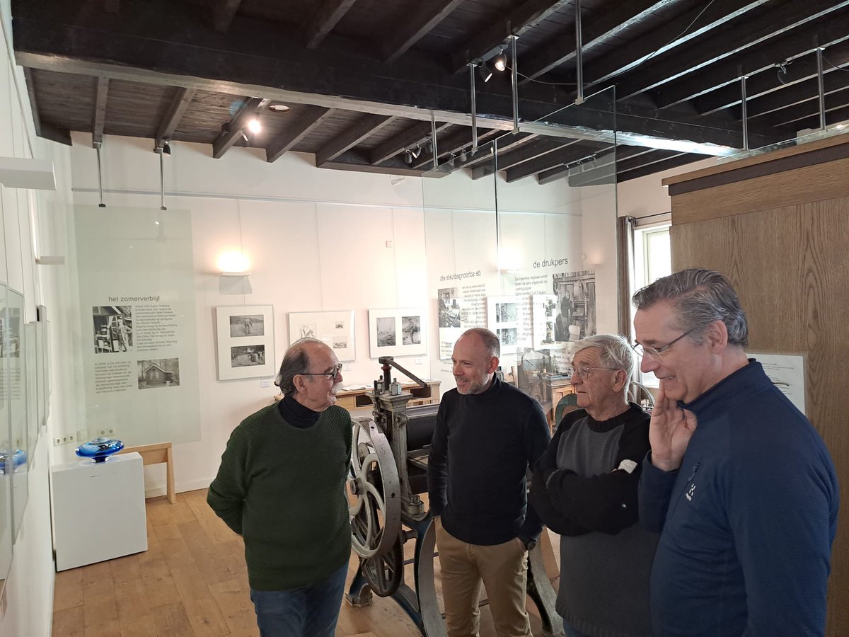Vanochtend met Astrid de Bie op bezoek bij museum Andreas Schotel in Esbeek. Bijgepraat door leden van het bestuur (Piet Verhoeven, Ad van Rijswijk en Danny van Vliembergen) over ontstaan en toekomst. Goed concept met koppeling met de druk bewandelde Andreas Schotelroute. Mooi!