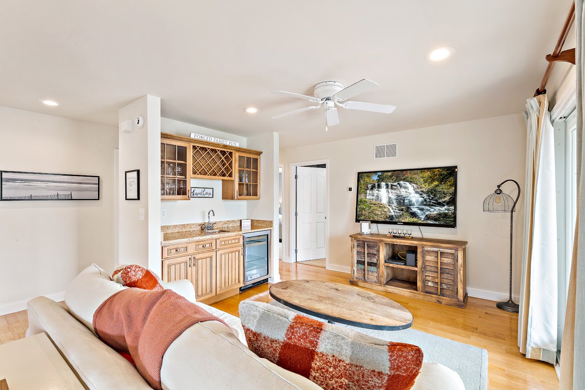 #LBIStyle: built-in wet bar 🥂out of the way but ready for action 😜
#bhhs #bhhszackshore #njrealestate #luxurylisting #njlisting #lbi #wetbar #familtyroom #mylbi #lbirealestate