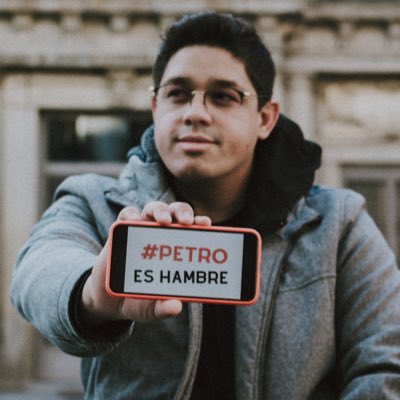 MissPoirot07's tweet photo. Petro es hambre en redes para este personajito @sebasnarvaezm pero está viviendo en mi pueblo desde hace algunos días, la razón ahora va tras un millonario contrato de recolección de basuras en donde asegura ser un experto en la materia vendiéndole este proyecto a un alcalde que posa de progresista que se reunió a escondidas con Petro en elecciones y lo buscó cuando el presidente vino a Quinchía Risaralda. Alguien que le diga al amigo de Polo Polo y Andrés Escobar que el dinero que van a utilizar para este proyecto y otros vendrá del gobierno nacional. 

Bienvenido a Mi Pueblo, espero nos encontremos. ✌🏻