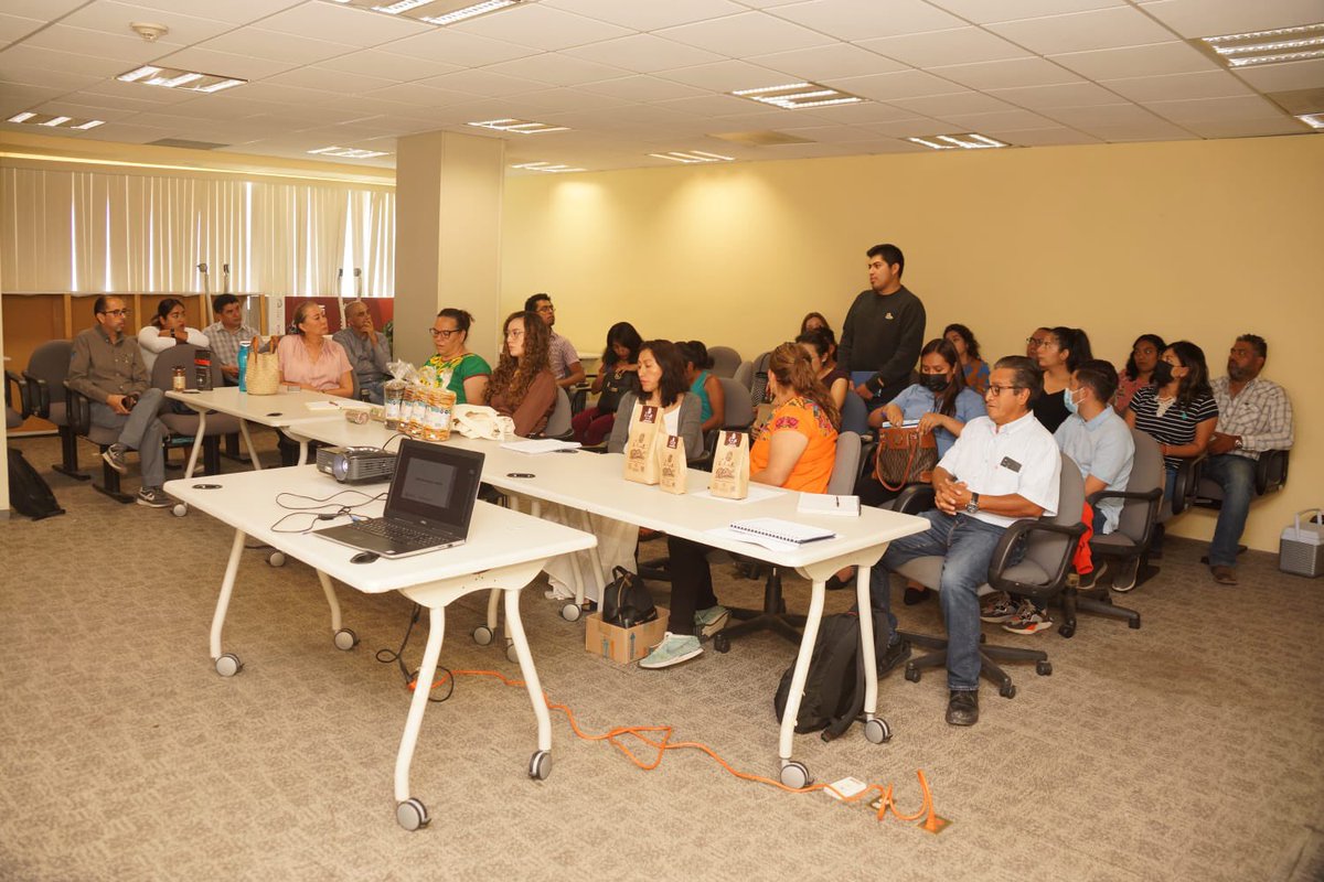 DesEconomicoOax's tweet photo. Seguimos trabajando para cumplir nuestro objetivo de acercar los productos oaxaqueños a más personas promoviendo el consumo local. https://t.co/RWuWwhPGHa