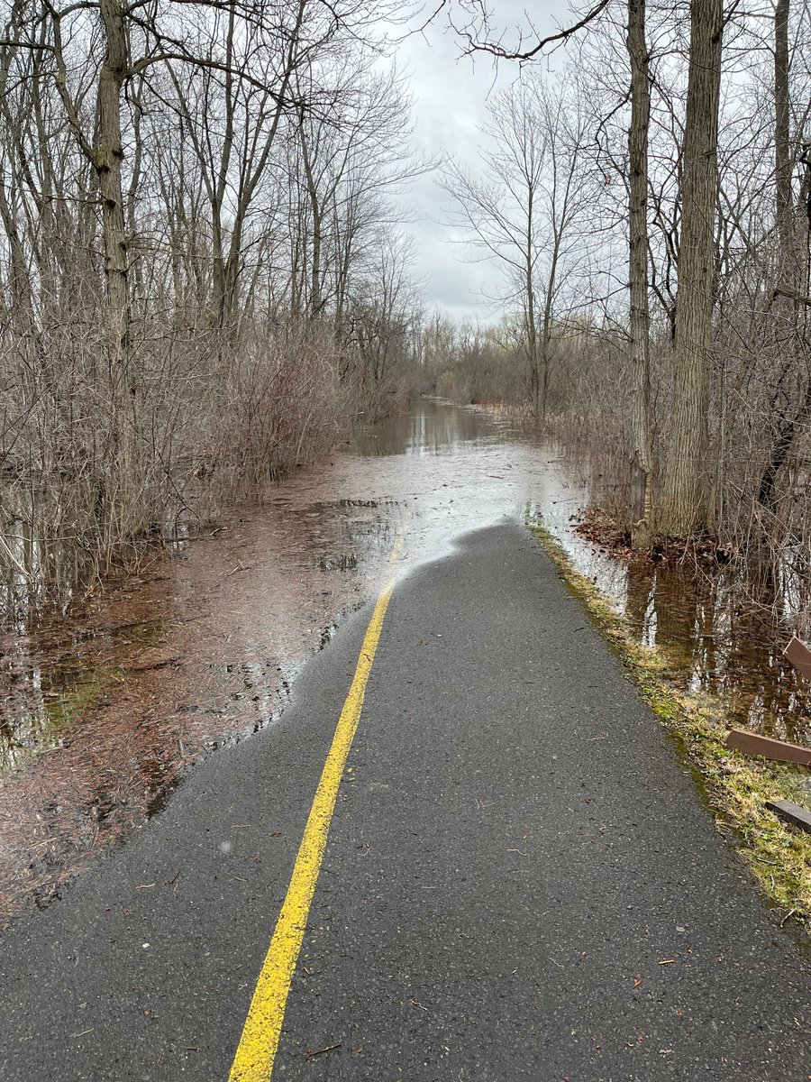 MÀJ | Les niveaux d’eau élevés peuvent avoir un impact ou fermer des sections du réseau du sentier de la capitale et d’autres terrains gérés par la CCN.

Terrains affectés:
📍 Sentier de la Rivière-des-Outaouais
📍 Couloir des Voyageurs
📍 Parc du Lac Leamy
📍 Parc de la Gatineau