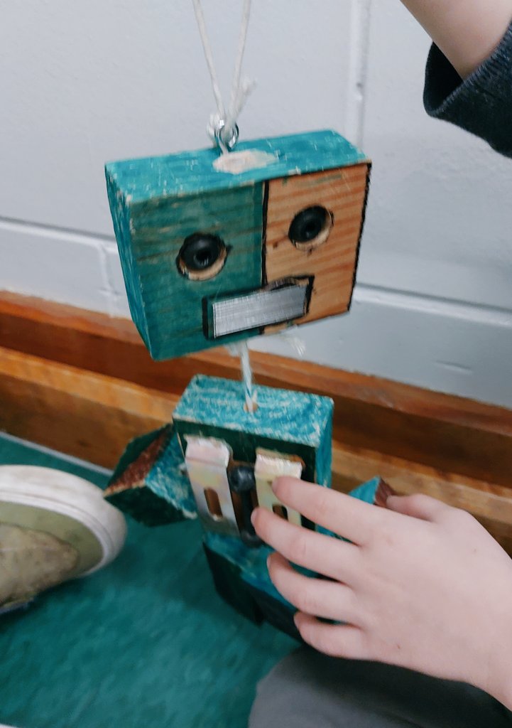 Modern Learners at <a href="/NERapids/">Nibi Emosaawdang</a> @AgnesBears are buzzing as grade 7 friends deliver their #DesignThinking 'Fun Friends - Empathy Toys' &amp; media to Kindergarten friends today!
A great example of purposeful #PeelEML #STEAM #MakerSpace work to forge community connections <a href="/PeelSchools/">Peel District School Board</a>✨️