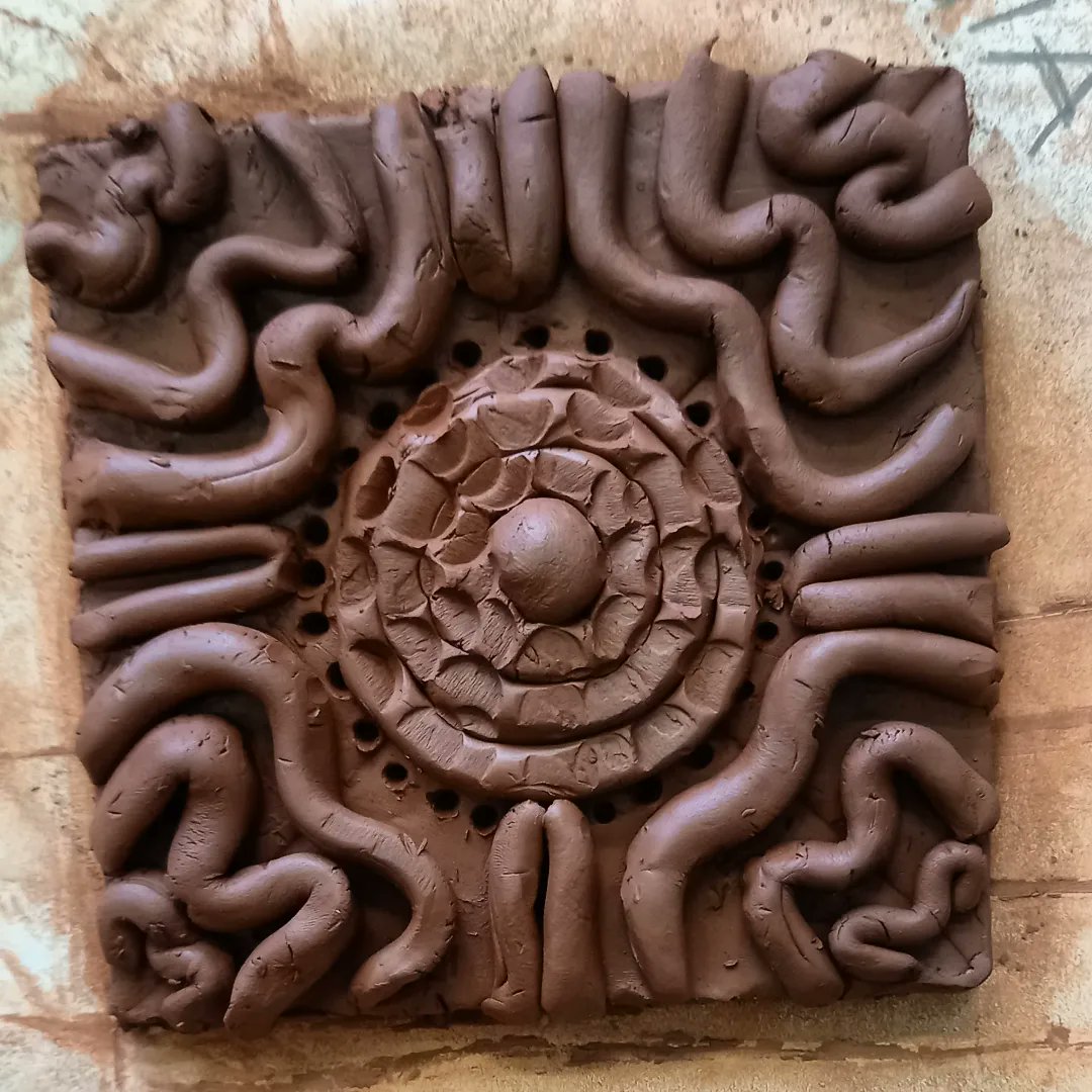 potterkatiehook's tweet photo. #primaryartkpo #backintheclassroom 
One armed teaching today! year 5 were brilliant and did everything! So chuffed with the results 🙌 
#brokenarm 
#onthemend 
#primaryart 
#claytiles
https://t.co/Ars1Ms32hU https://t.co/VVGy0ujzla