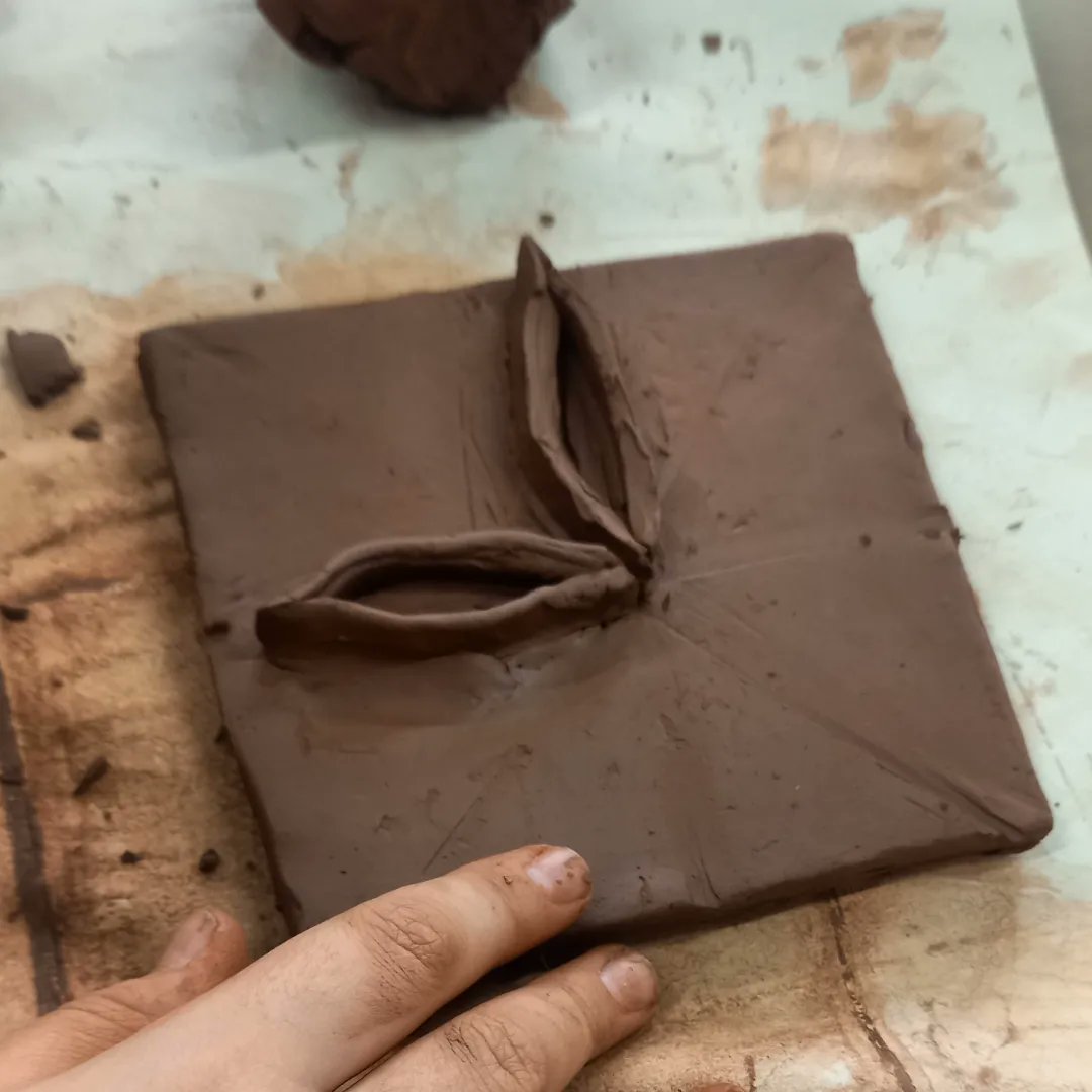 potterkatiehook's tweet photo. #primaryartkpo #backintheclassroom 
One armed teaching today! year 5 were brilliant and did everything! So chuffed with the results 🙌 
#brokenarm 
#onthemend 
#primaryart 
#claytiles
https://t.co/Ars1Ms32hU https://t.co/VVGy0ujzla