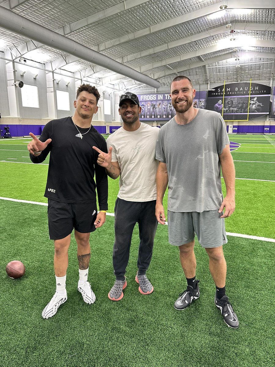 2LiveCraig's tweet image. 2 of the greatest football players in the HISTORY of the game🙏 I appreciate yall, Excited to watch yall go get another ring!!  
#ChiefsKingdom
#2Livelatenightcrew
#2livecraig