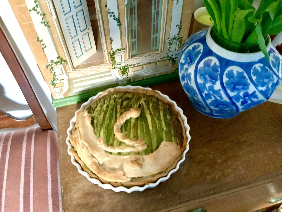 We felt the official #CoronationQuiche was a bit #jenesequoi . Since we are in the #hinterland of #saxecoburggotha I came up with #greenasparagus and #bluecheese (as in #Stilton). I have to work on #throwingshapes but the #threefeathers (18 actually) do nicely