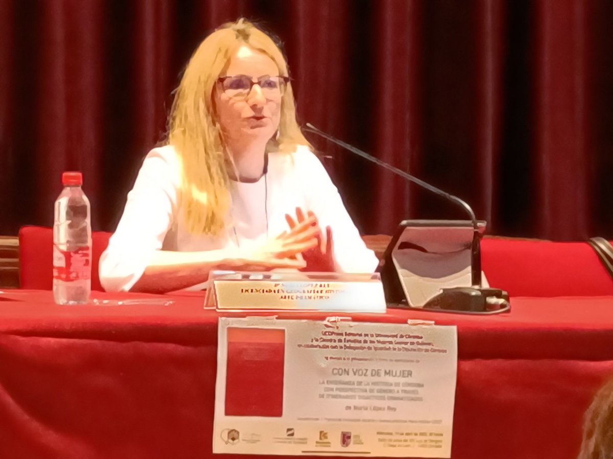 En la presentación del libro Con Voz de Mujer de mi amiga y compañera de teatro <a href="/nuriaprofe11/">Nuria López Rey</a>
Premio Leonor de Guzmán 
Contando la historia desde una perspectiva diferente