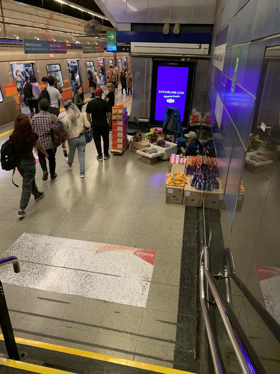 MAngel_Arqto's tweet photo. Hola @metrodesantiago estas personas tienen permiso especial para vender? Estacion Tobalaba, ahi Se instalan muy comodos!! https://t.co/gQxGDH43pI