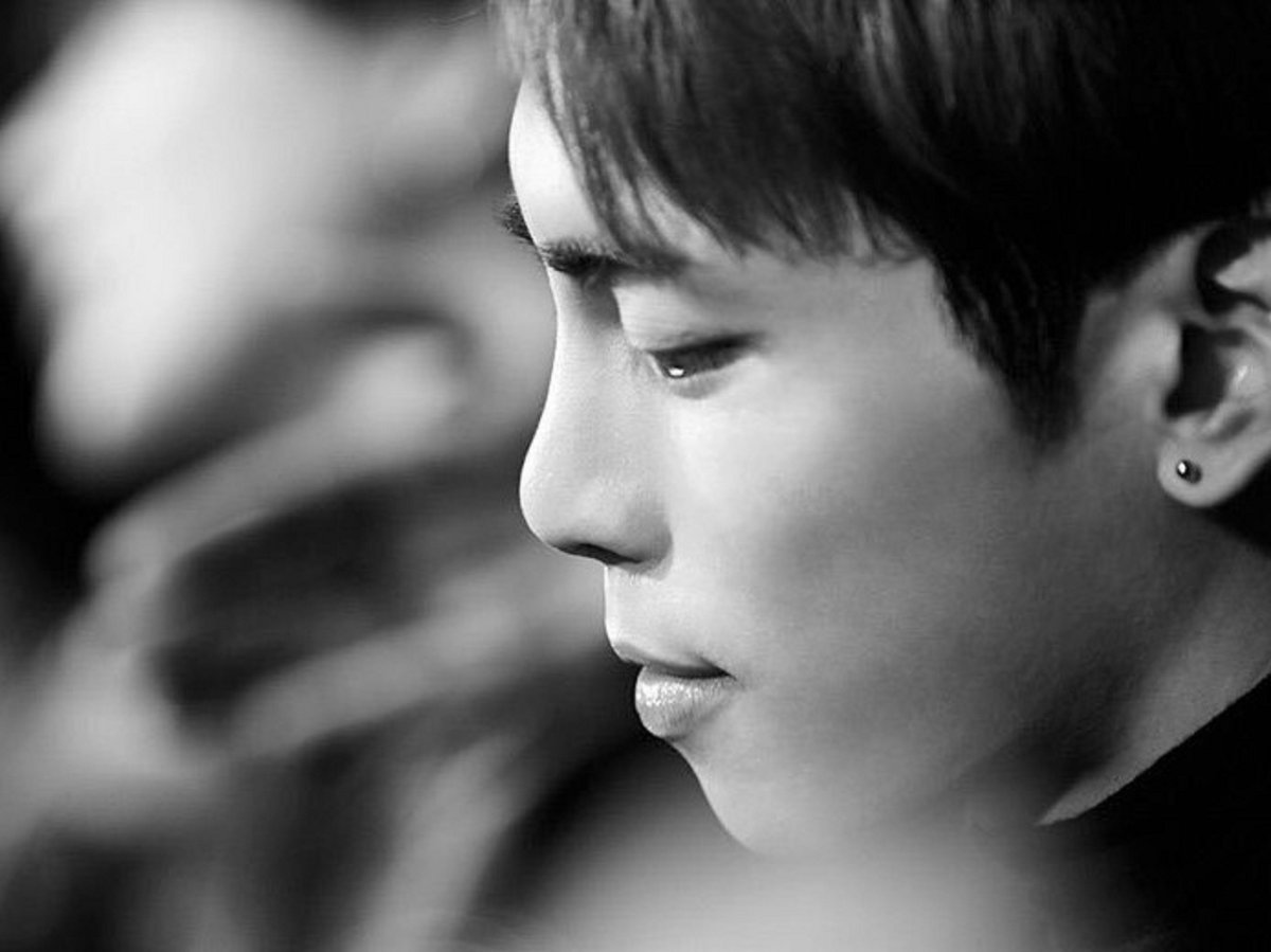 temps_de_rever's tweet photo. Jonghyun: "When your tears are falling just let them shed. I wish you’ll think of it as if that weight inside your heart is getting out of your body drop by drop, like that." https://t.co/ZA46Yj6QdW