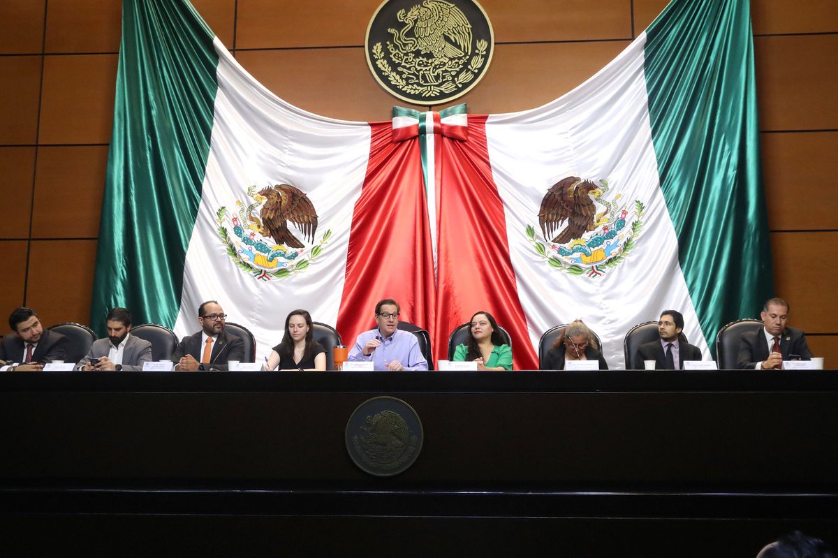 Mesa inaugural del foro La Licencia de Conducir en México. 

Creemos en la posibilidad de emitir documentos seguros que apoyen la seguridad vial y la seguridad ciudadana