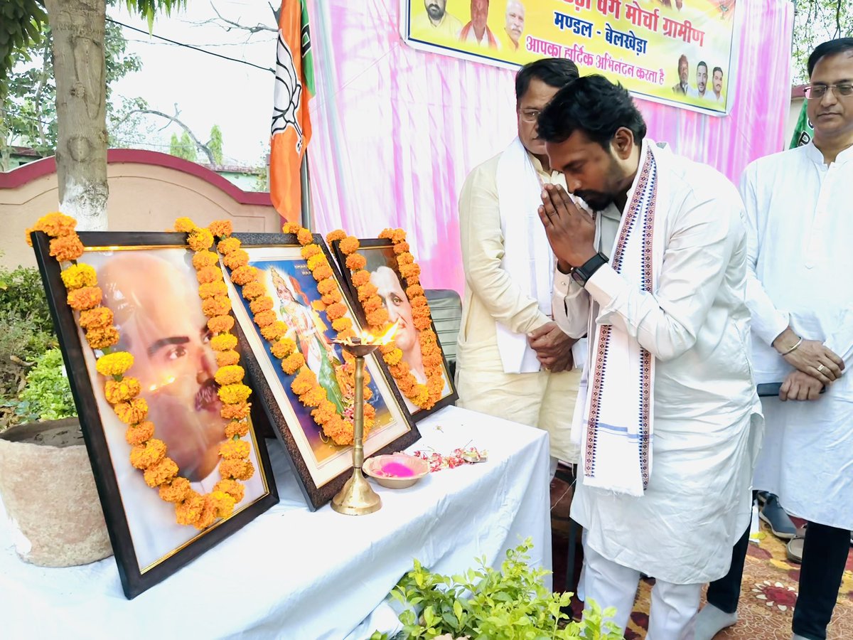 CShekharBJPMP's tweet photo. भाजपा पिछड़ा वर्ग मोर्चा के #घर_घर_चलो #गांव_गांव_चलो_अभियान के अन्तर्गत जबलपुर ग्रामीण प्रवास पर  #बरगी_विधानसभा के बेलखेड़ा मण्डल में संपर्क एवं चौपाल सम्पन्न हुआ जिसमें विगत 9 वर्षों की मोदी सरकार की जनकल्याणकारी योजनाएं एवं मध्यप्रदेश की शिवराज सरकार की जनकल्याणकारी योजनाएं एवं पिछड़े वर्ग की कल्याणकारी योजनाओं को उपलब्धियों को ग्रामवासियों के मध्य साझा किया ।

जिसमें मुख्य रूप से भाजपा पिछड़ा वर्ग मोर्चा के प्रदेश महामंत्री एवं जबलपुर संभाग प्रभारी आदरणीय श्री संतोष राठौर जी ,भाजपा पिछड़ा वर्ग मोर्चा जबलपुर ग्रामीण अध्यक्ष श्री संजय पटेल जी ,जबलपुर ग्रामीण प्रभारी श्री @Nitin4bjpmp जी एवं पिछड़ा वर्ग मोर्चा के समस्त पदाधिकारी गण क्षेत्र की जनता उपस्थित रही 
@narendramodi @ChouhanShivraj 
@drlaxmanbjp @BJP4OBCMorcha @vdsharmabjp @BJP4MP @Narayan4bjp_ @RanveerSinghMP  
#ChandrashekharPatelBJP
