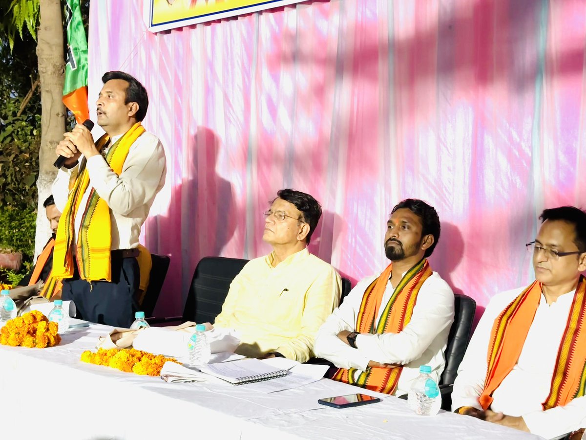 CShekharBJPMP's tweet photo. भाजपा पिछड़ा वर्ग मोर्चा के #घर_घर_चलो #गांव_गांव_चलो_अभियान के अन्तर्गत जबलपुर ग्रामीण प्रवास पर  #बरगी_विधानसभा के बेलखेड़ा मण्डल में संपर्क एवं चौपाल सम्पन्न हुआ जिसमें विगत 9 वर्षों की मोदी सरकार की जनकल्याणकारी योजनाएं एवं मध्यप्रदेश की शिवराज सरकार की जनकल्याणकारी योजनाएं एवं पिछड़े वर्ग की कल्याणकारी योजनाओं को उपलब्धियों को ग्रामवासियों के मध्य साझा किया ।

जिसमें मुख्य रूप से भाजपा पिछड़ा वर्ग मोर्चा के प्रदेश महामंत्री एवं जबलपुर संभाग प्रभारी आदरणीय श्री संतोष राठौर जी ,भाजपा पिछड़ा वर्ग मोर्चा जबलपुर ग्रामीण अध्यक्ष श्री संजय पटेल जी ,जबलपुर ग्रामीण प्रभारी श्री @Nitin4bjpmp जी एवं पिछड़ा वर्ग मोर्चा के समस्त पदाधिकारी गण क्षेत्र की जनता उपस्थित रही 
@narendramodi @ChouhanShivraj 
@drlaxmanbjp @BJP4OBCMorcha @vdsharmabjp @BJP4MP @Narayan4bjp_ @RanveerSinghMP  
#ChandrashekharPatelBJP