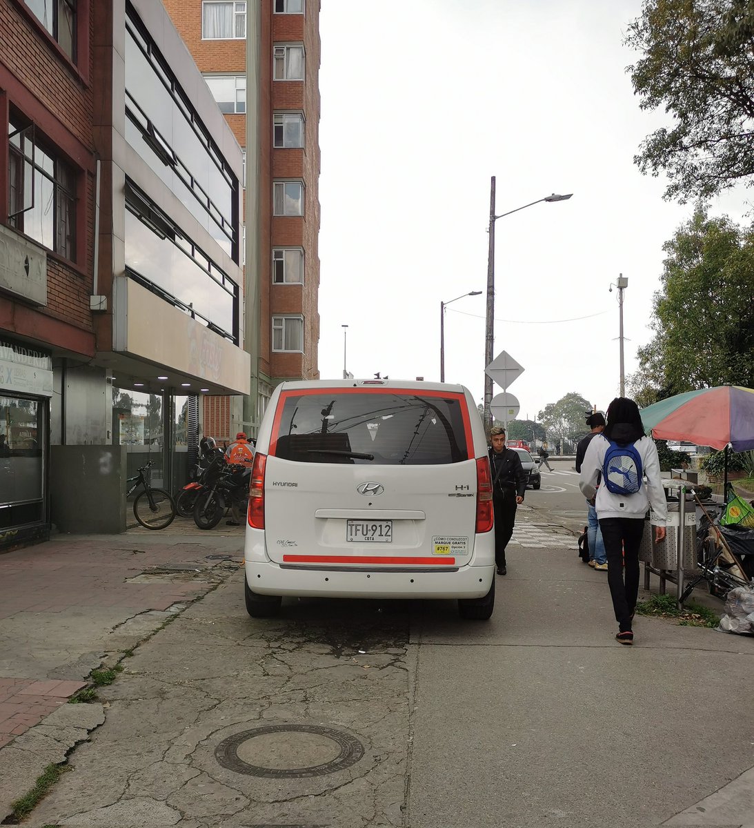 malparquea2_'s tweet photo. Multitudes de personas salen de la estación de Recinto Ferial para tomar la Cra. 40 y llegar a la @FILBogota.

Pues la ruta TFU 912 no encontró ningún problema en parquearse en la mitad del Andén.

@SectorMovilidad
@TransitoBta
@malparqueada https://t.co/ZKqmQ7lpIA